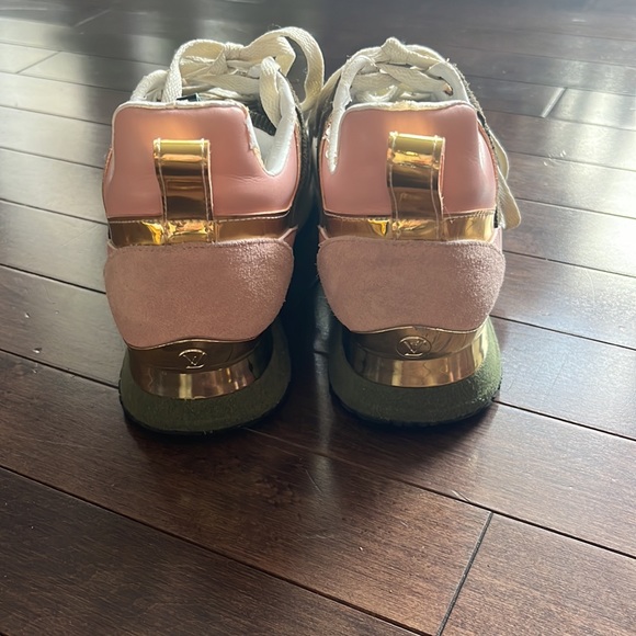 Louis Vuitton run away sneaker size 8.5 ladies - Picture 3 of 6